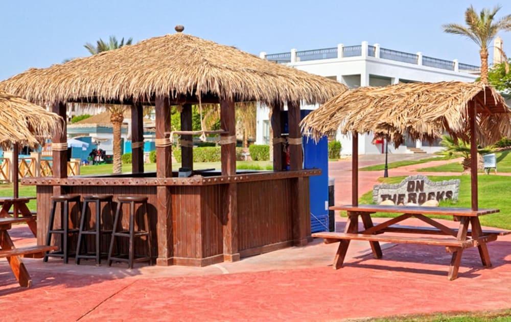 Safir Sharm Waterfalls Resort Εξωτερικό φωτογραφία The bar at the beach