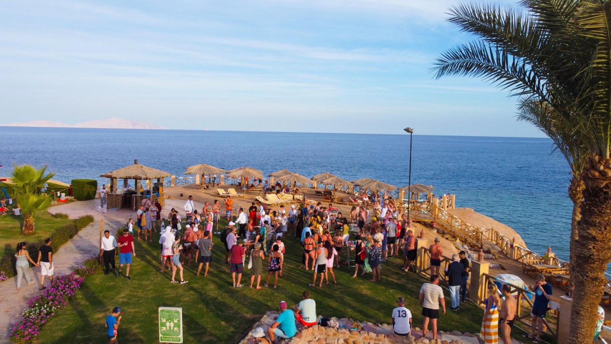 Safir Sharm Waterfalls Resort Εξωτερικό φωτογραφία Tourists at a beach in Sharm El Sheikh