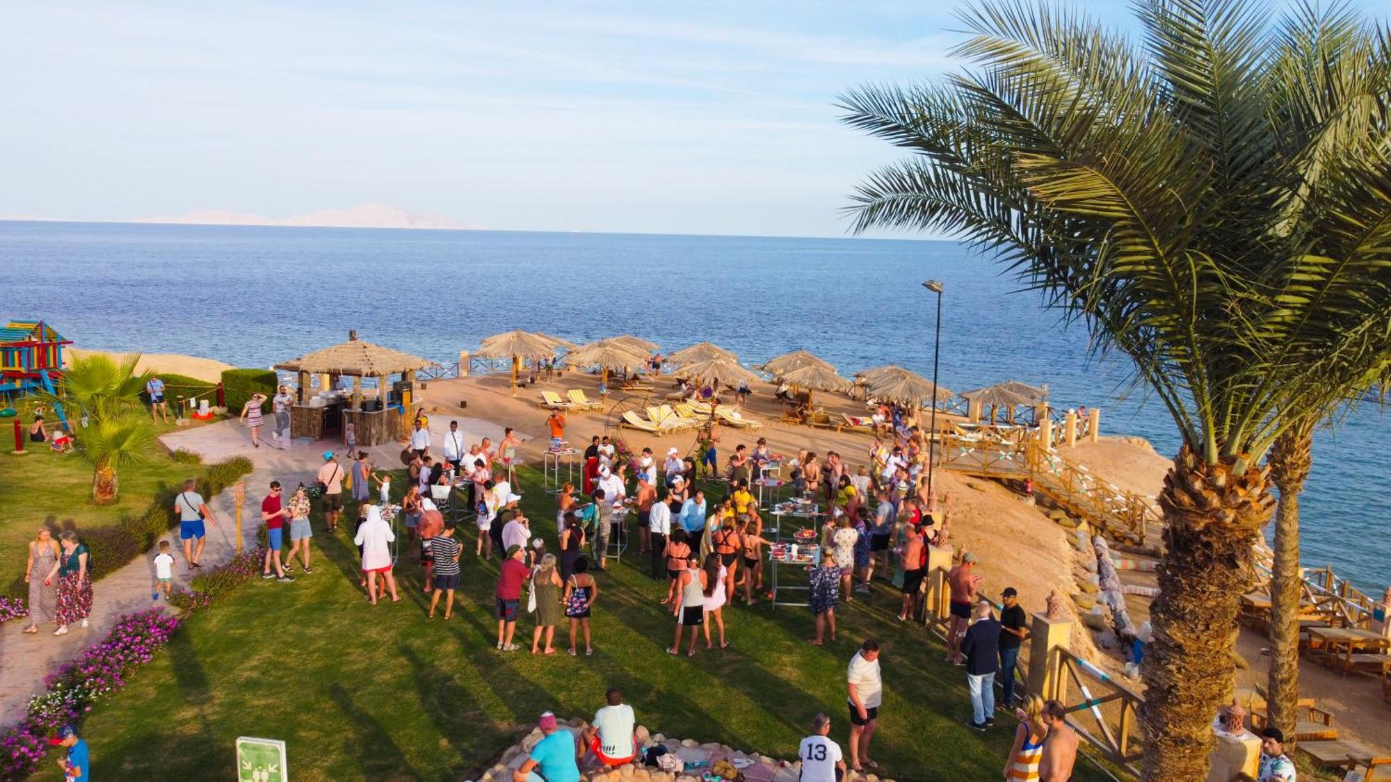 Safir Sharm Waterfalls Resort Εξωτερικό φωτογραφία Tourists at a beach in Sharm El Sheikh