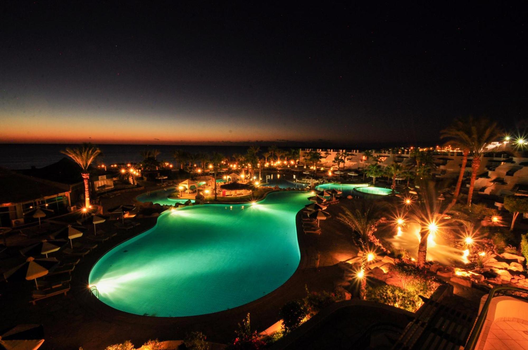 Safir Sharm Waterfalls Resort Εξωτερικό φωτογραφία The resort at night