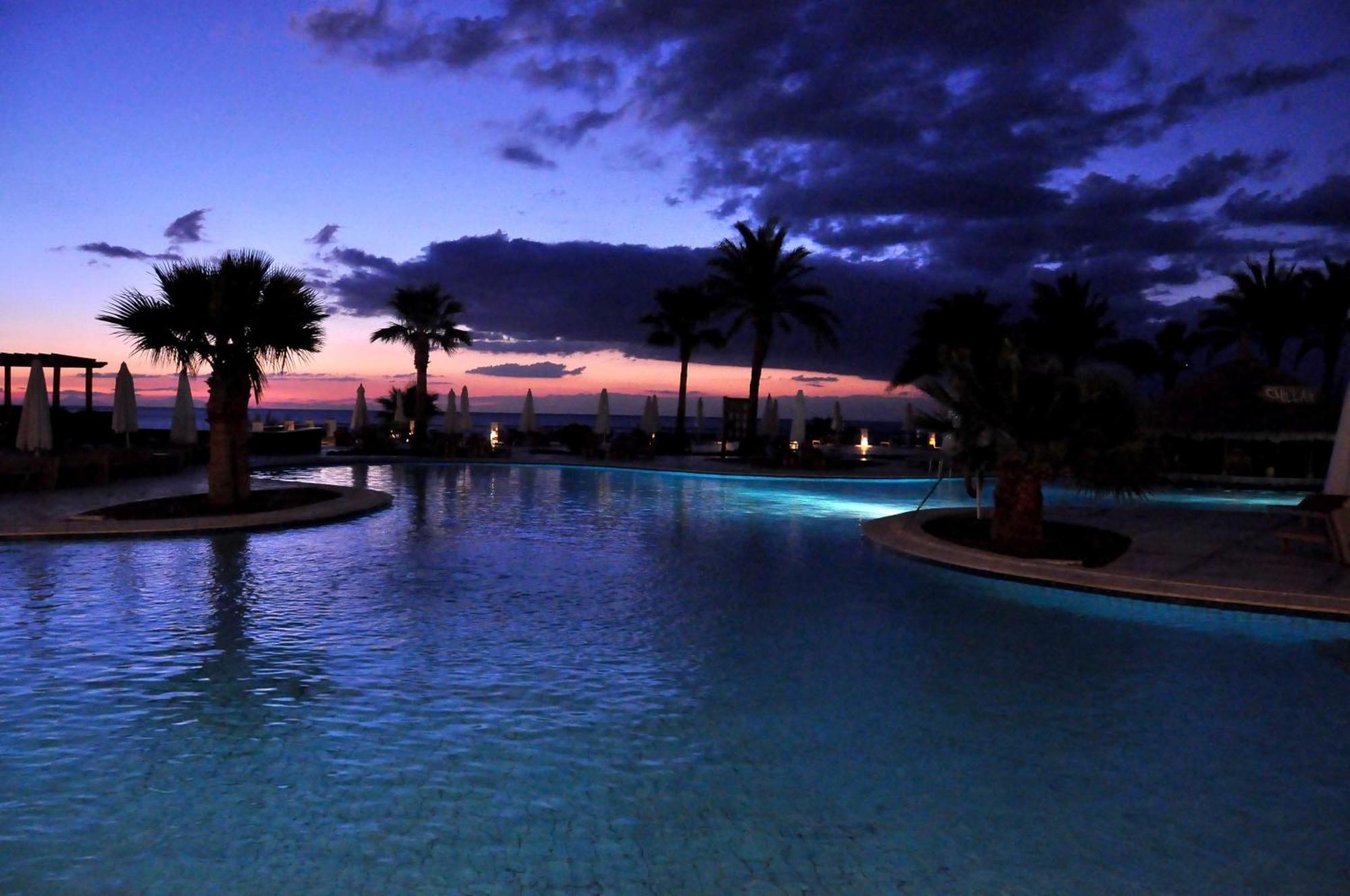 Safir Sharm Waterfalls Resort Εξωτερικό φωτογραφία Sunset at the pool