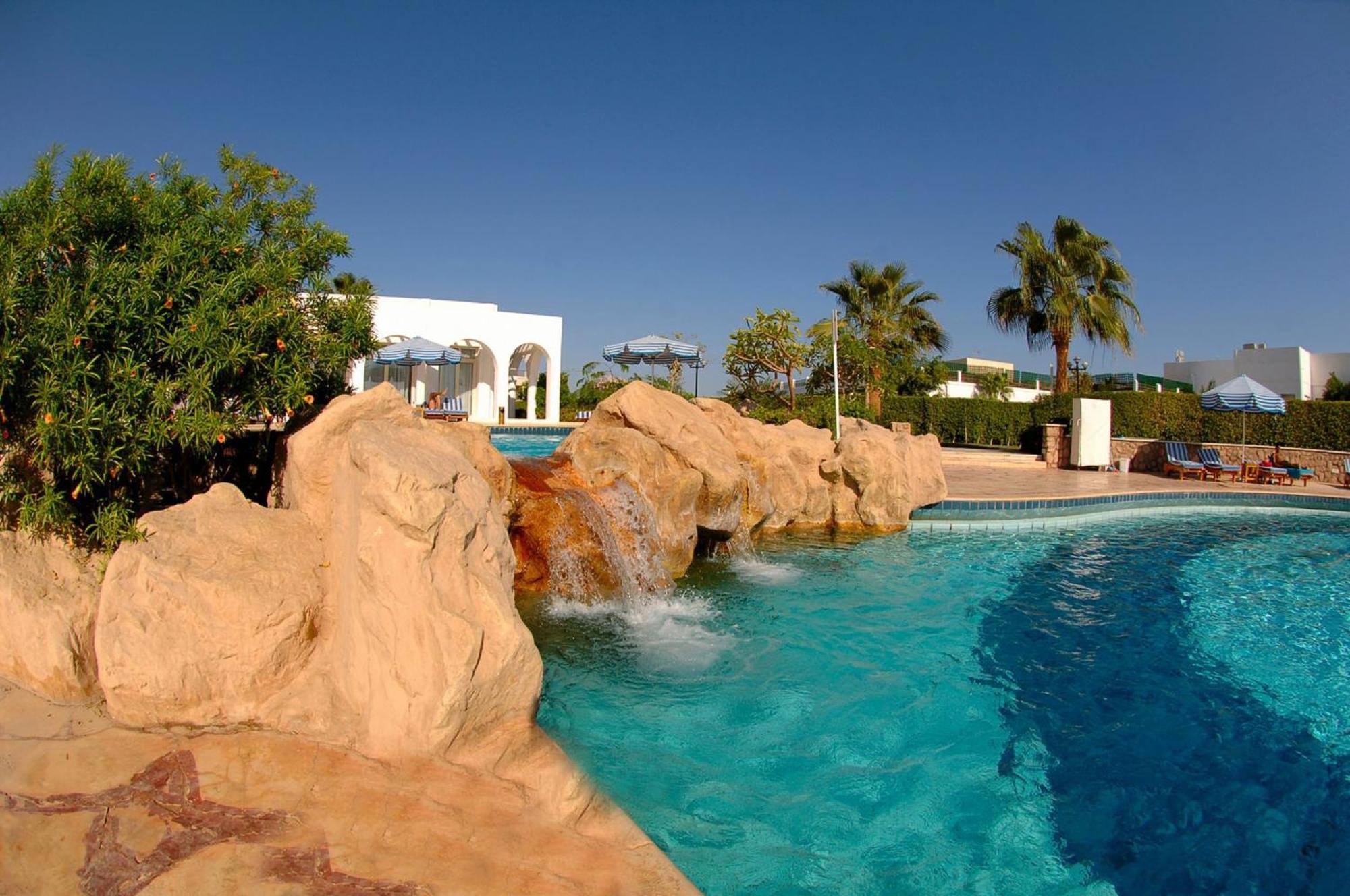 Safir Sharm Waterfalls Resort Εξωτερικό φωτογραφία The swimming pool at the hotel