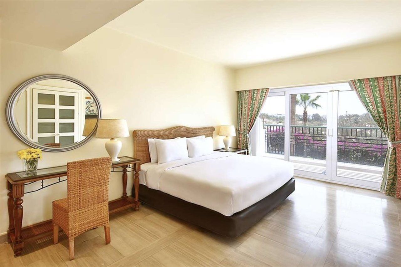 Safir Sharm Waterfalls Resort Εξωτερικό φωτογραφία A bedroom at the hotel